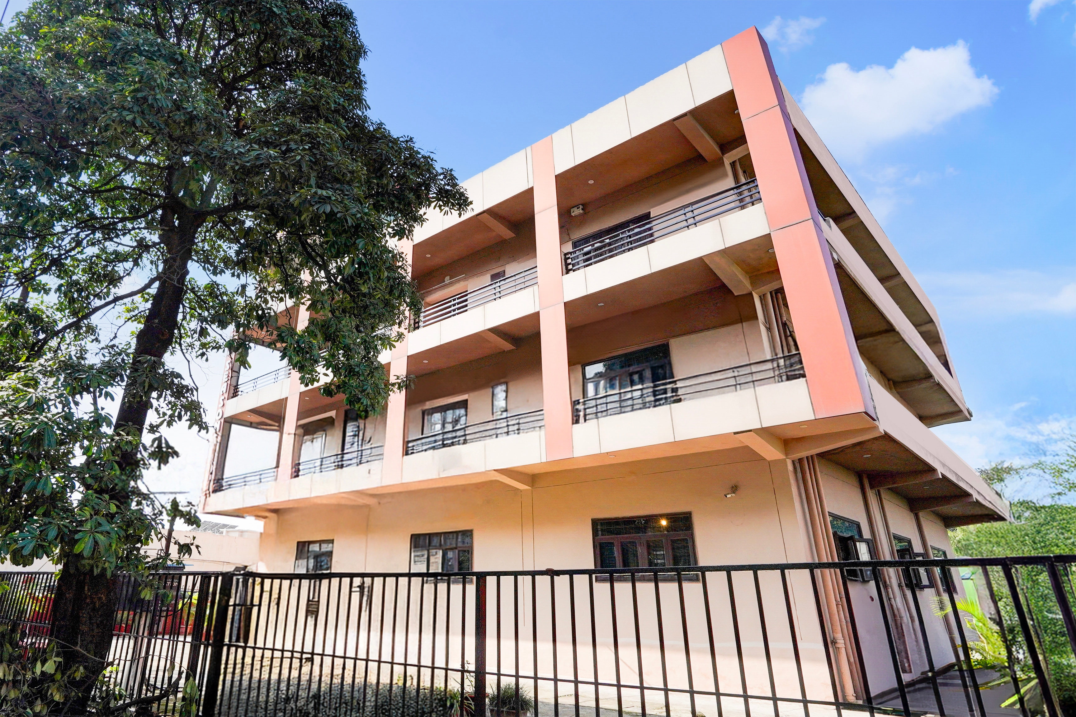 Super Hotel O GMS Road Ballupur Chowk in Dehradun