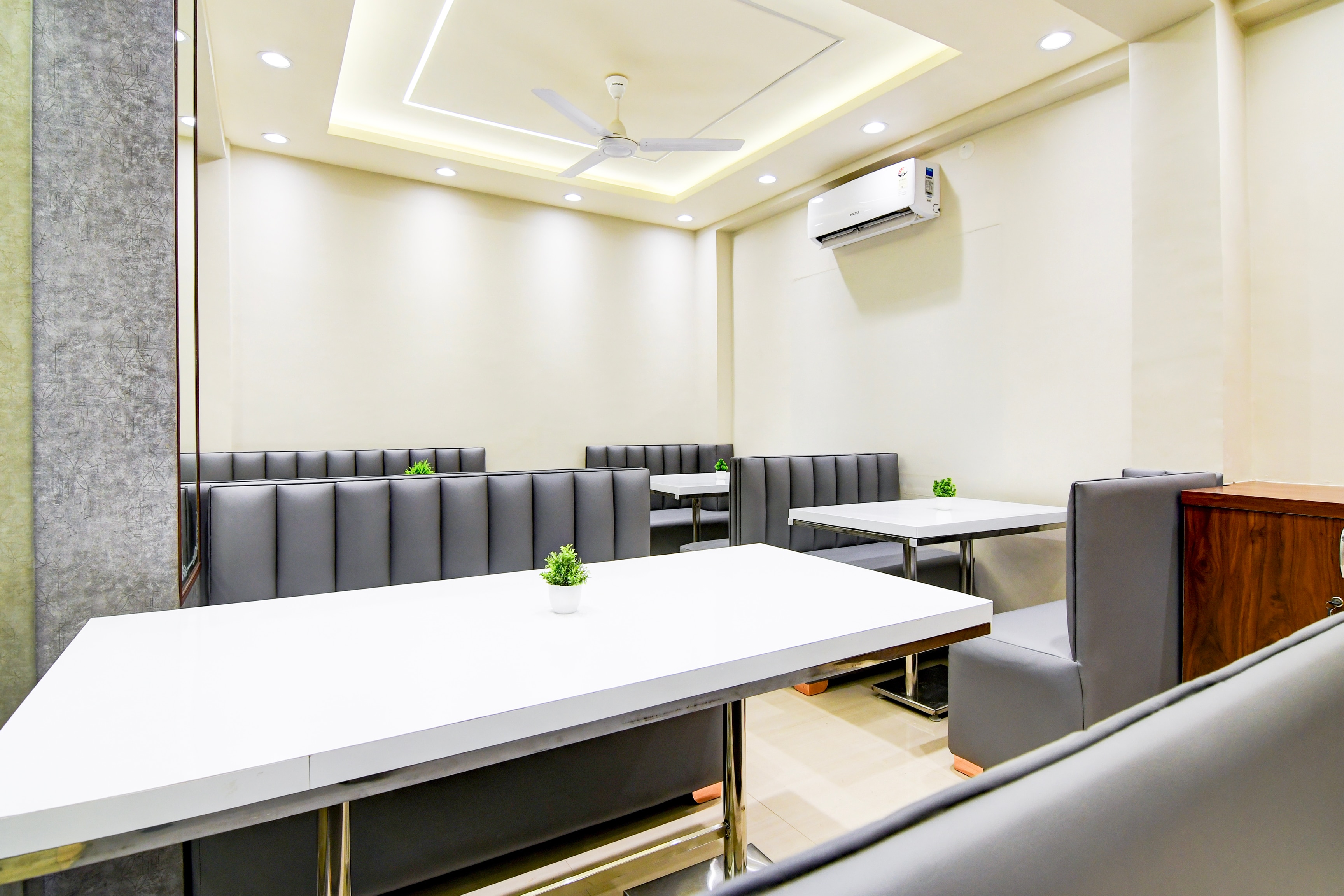 Super Townhouse Kaikhali Near Airport in Kolkata