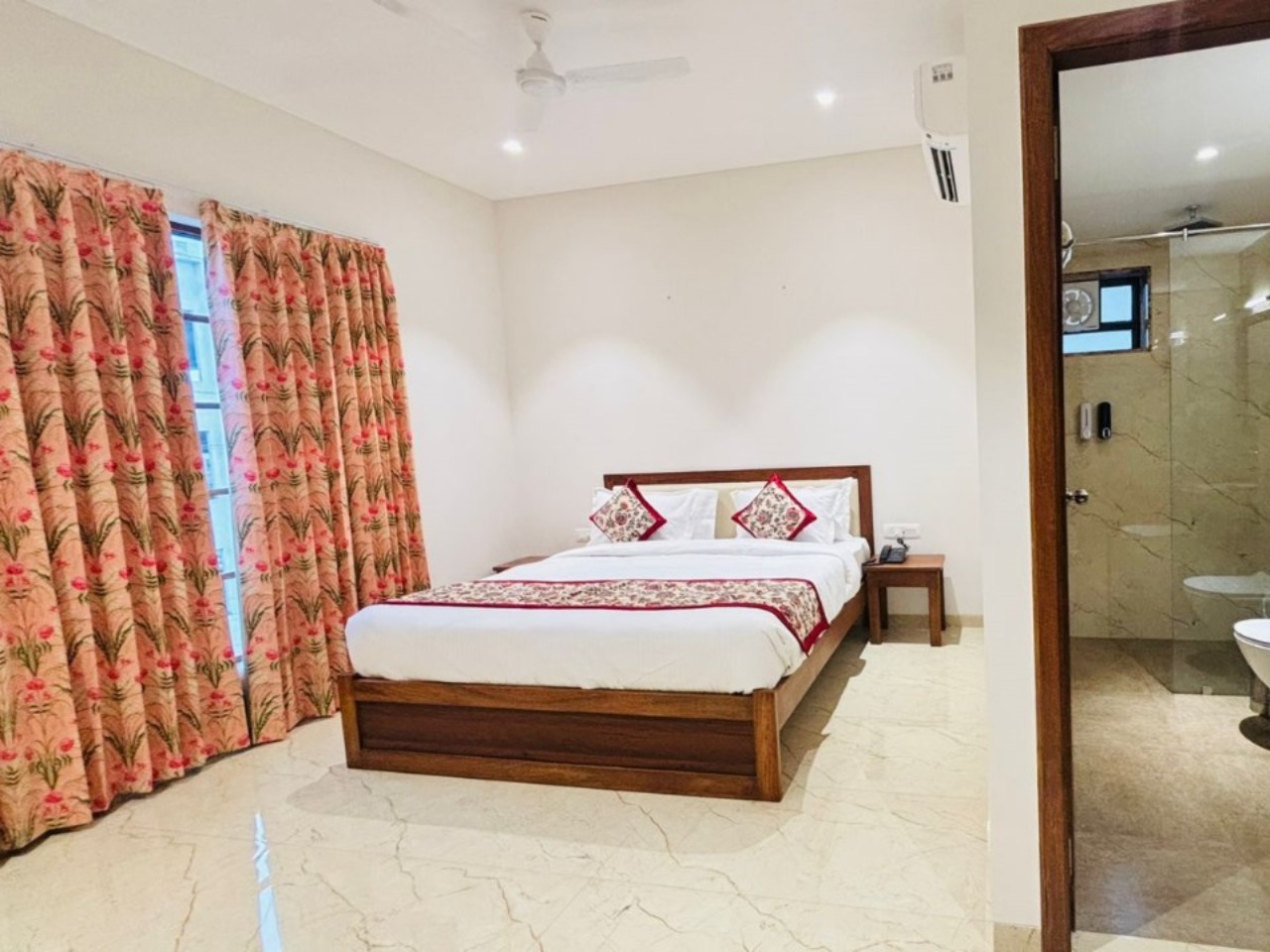 Mayas  Manor - A Luxury Lake View Boutique Hotel in Udaipur