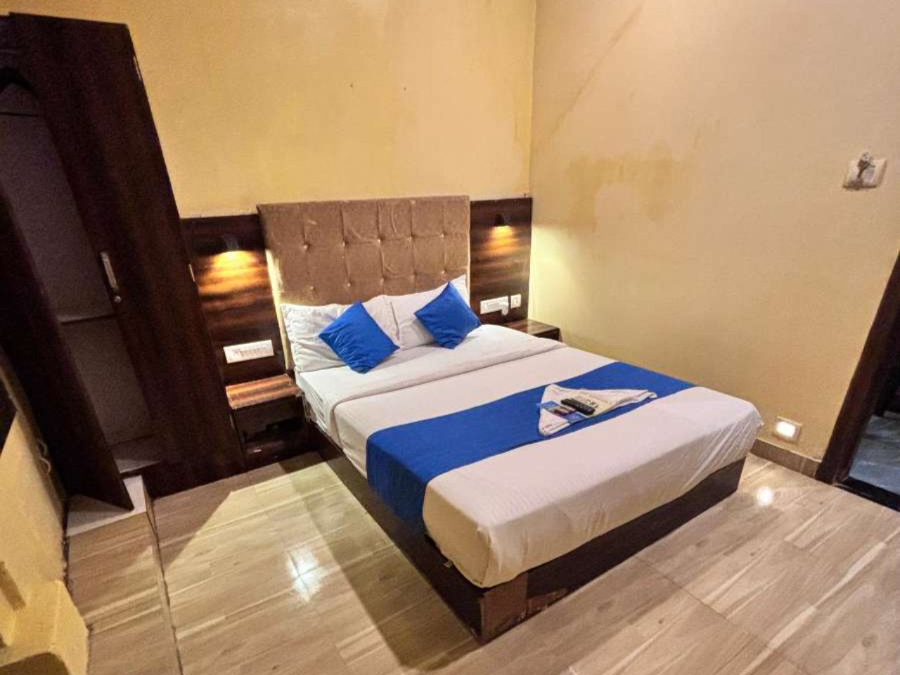 Hotel Aura Inn in Mumbai