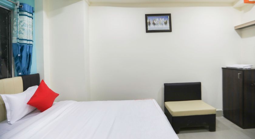 Red Velvet Siddhi vinayak in Kolkata