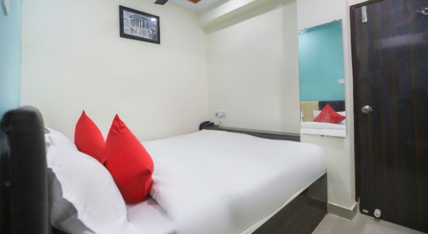 Red Velvet Siddhi vinayak in Kolkata