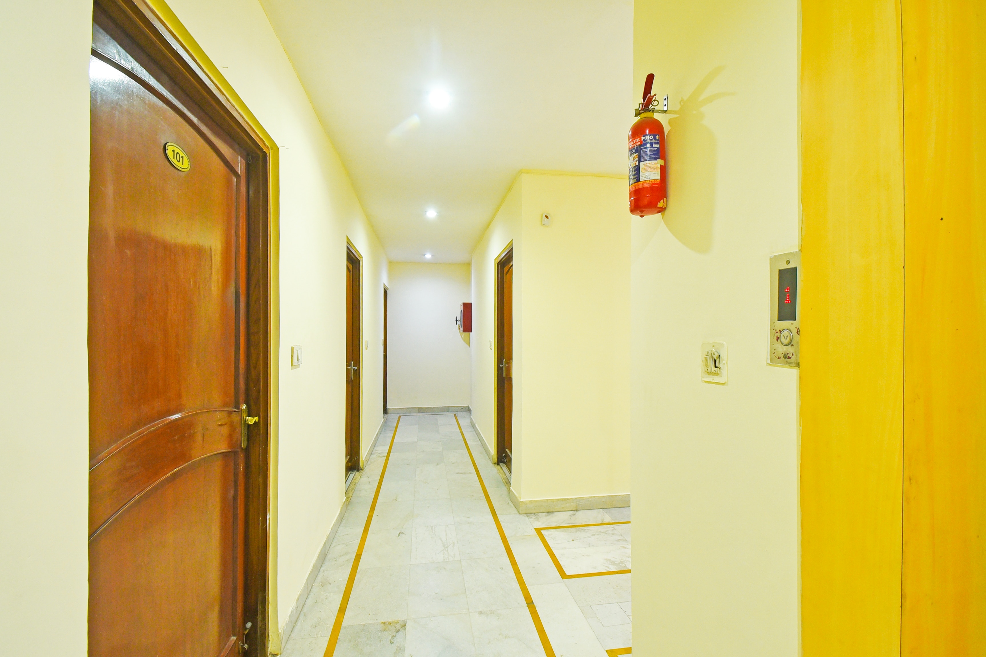 Super Collection O Hathroi Market Near Dhuleshwar Garden Formerly Hotel Rishi in Jaipur