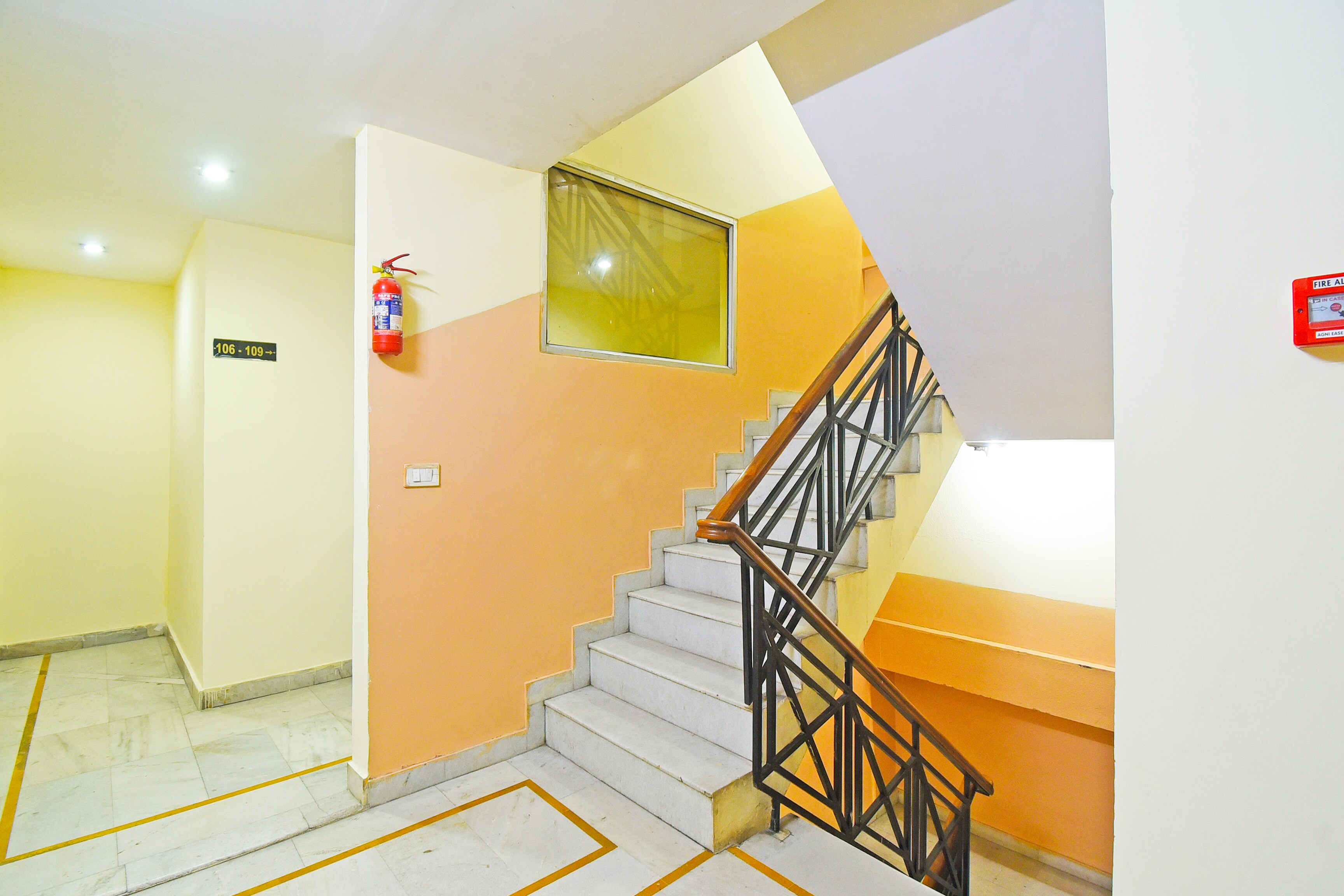 Super Collection O Hathroi Market Near Dhuleshwar Garden Formerly Hotel Rishi in Jaipur