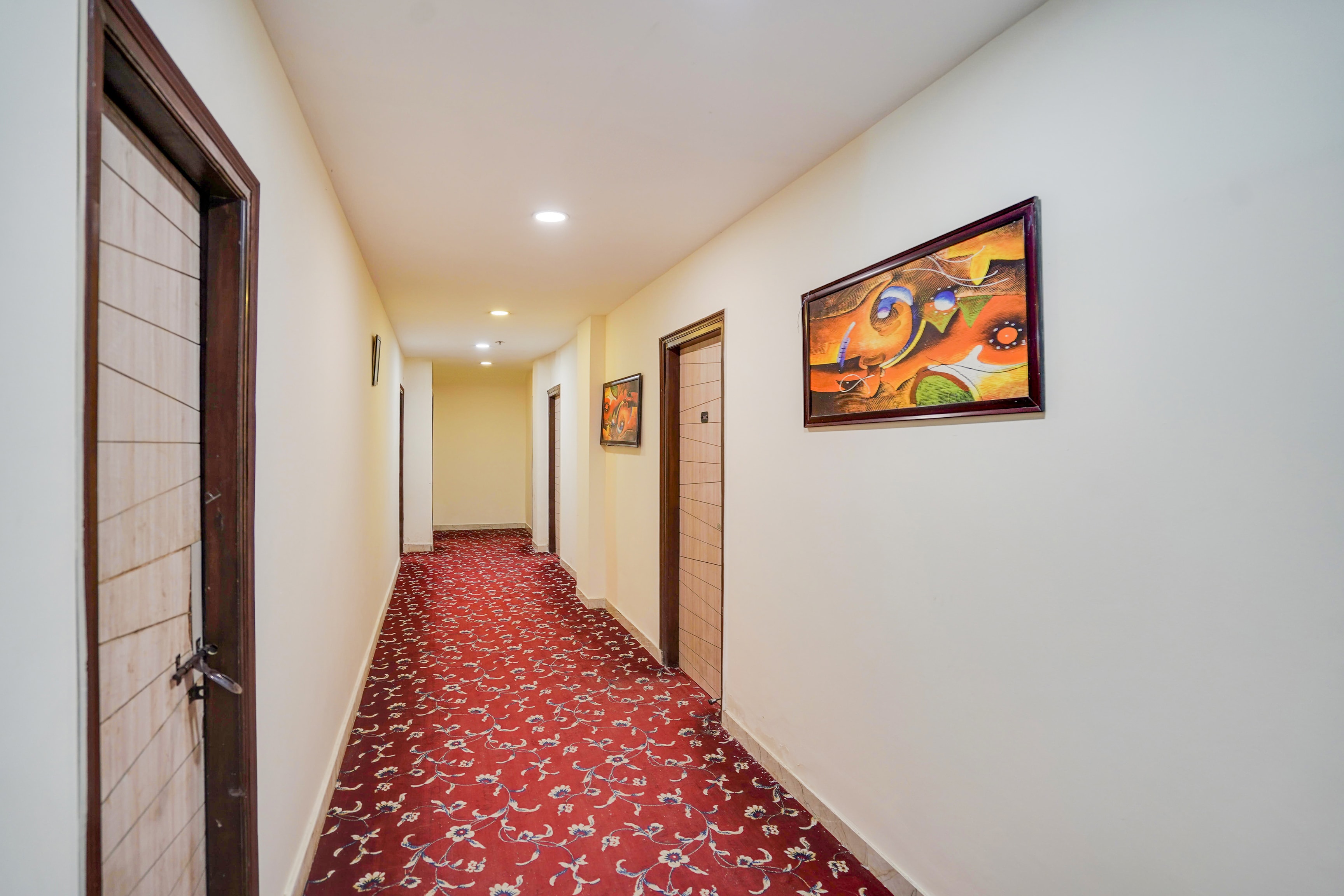 Super Collection O West Vinod Nagar Metro Station Formerly Royal Inn in Delhi