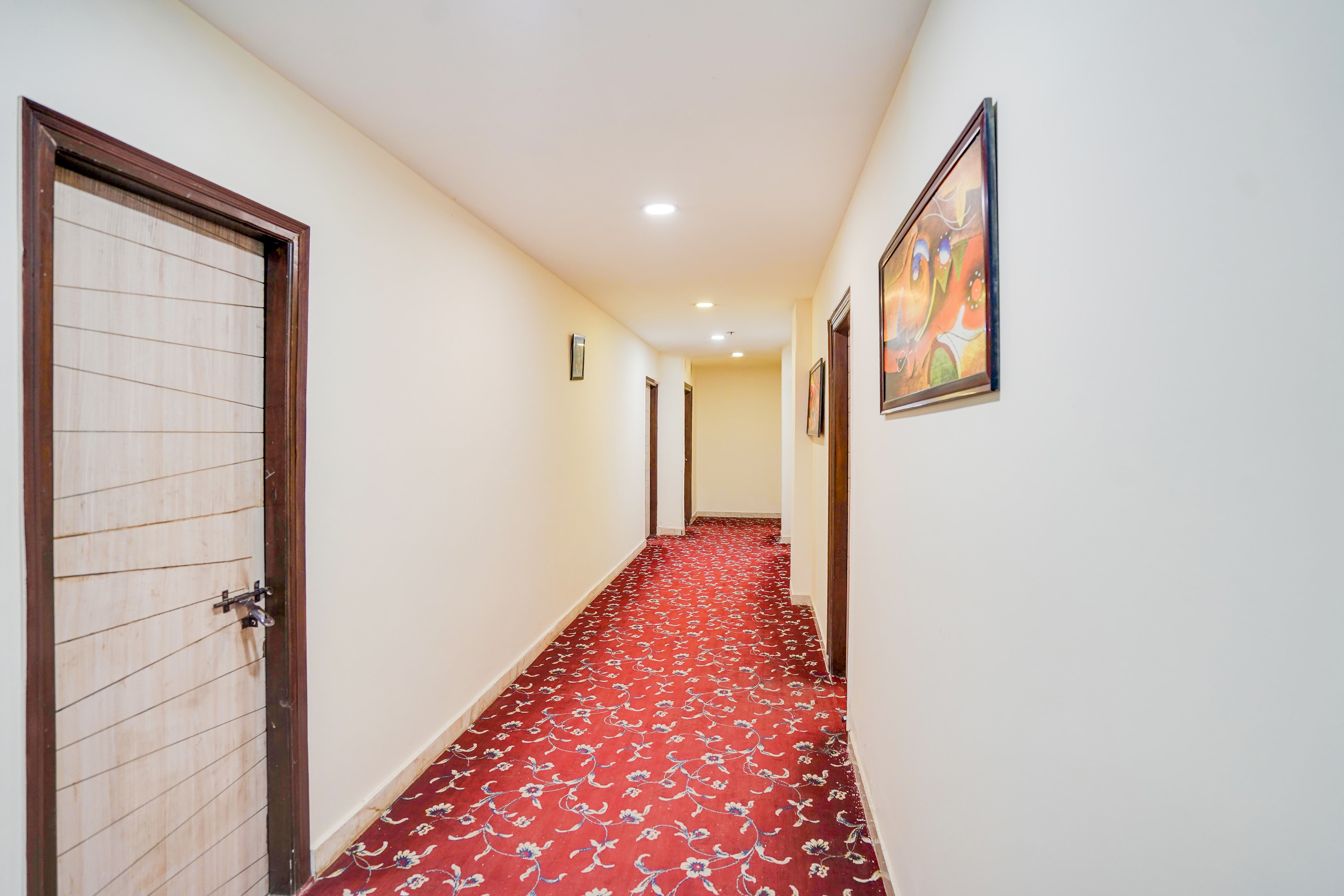 Super Collection O West Vinod Nagar Metro Station Formerly Royal Inn in Delhi