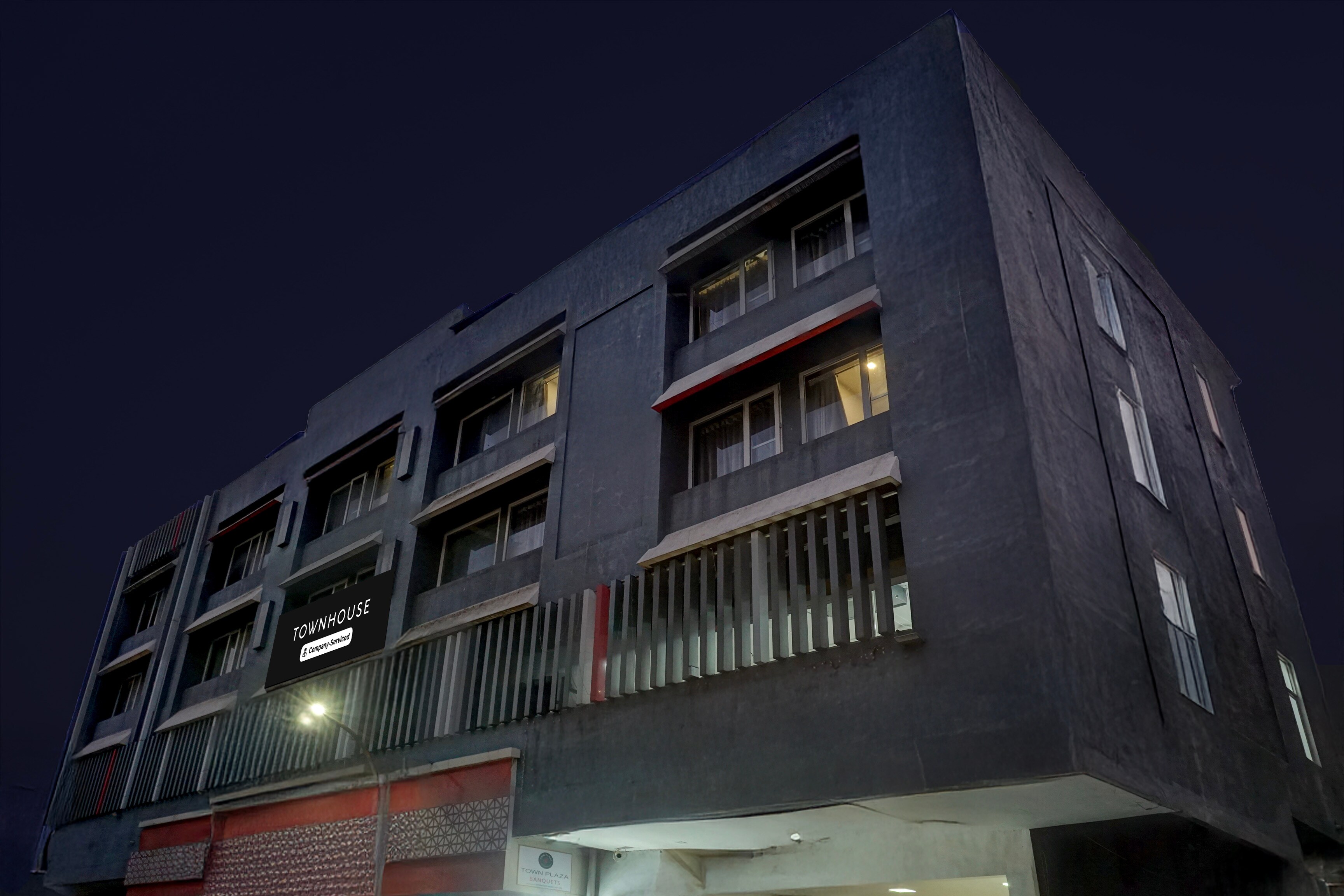 Super Townhouse MG Road Pune in Pune