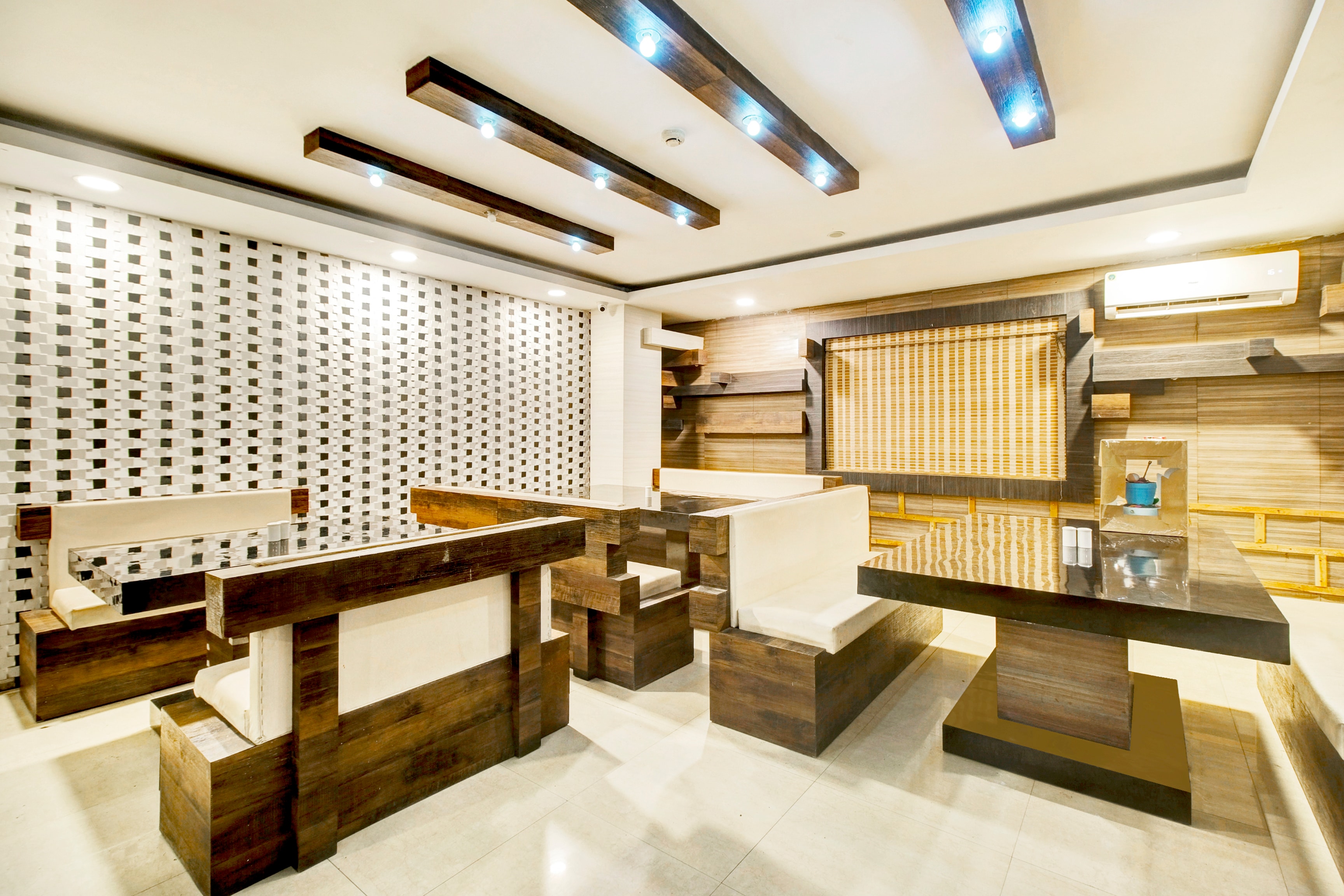 Super Townhouse Hatigaon Near Medicity Formerly Hotel Grand Majesty in Guwahati