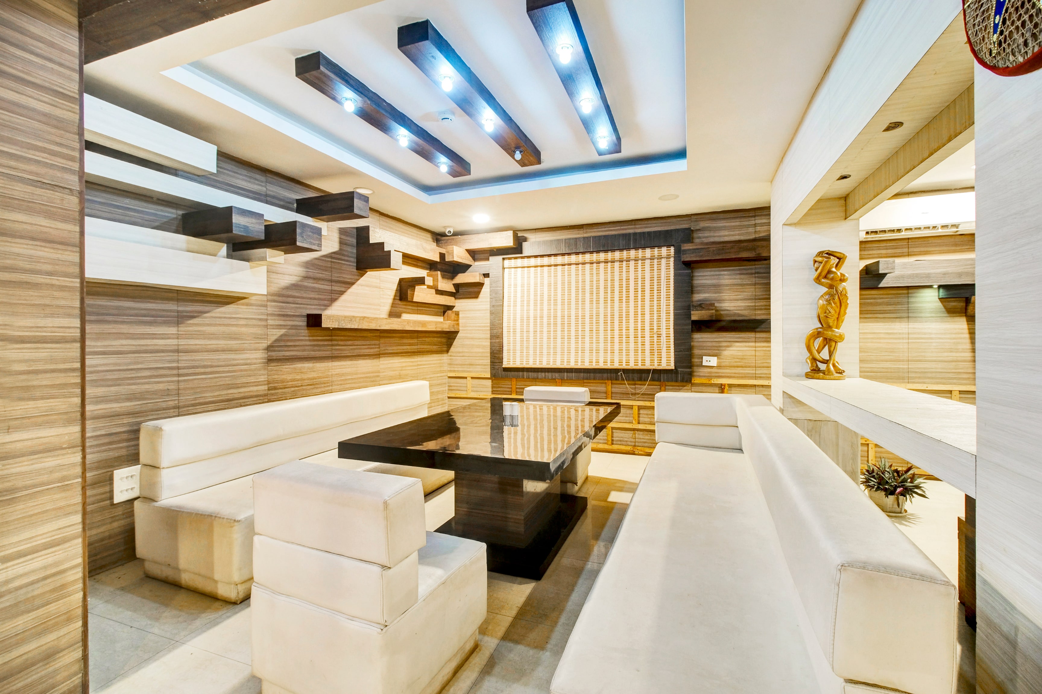 Super Townhouse Hatigaon Near Medicity Formerly Hotel Grand Majesty in Guwahati