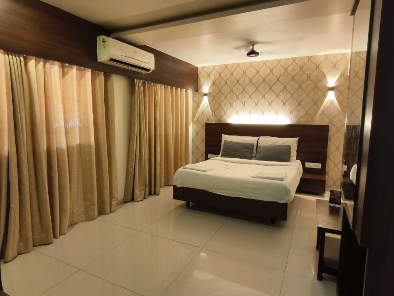 Hotel Express Airoli in Navi Mumbai