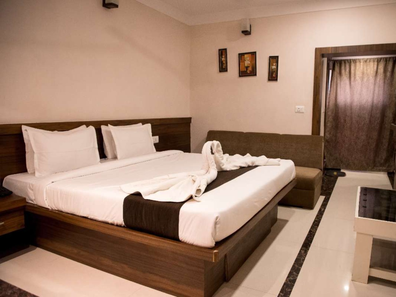 Hotel Paras in Jabalpur
