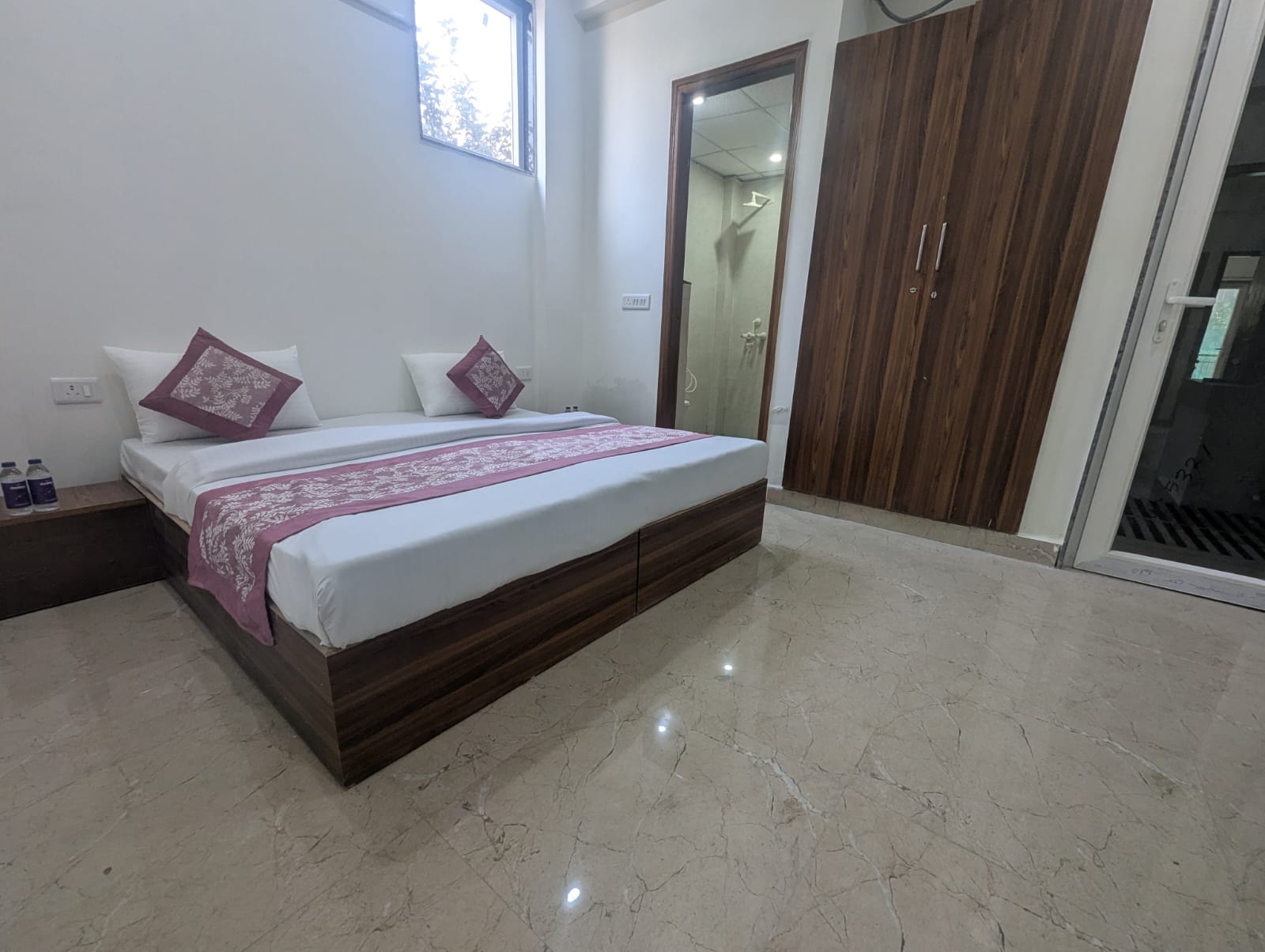 Hotel Pink Taste and Rest in Noida