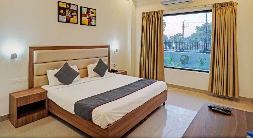 Hotel The Luxem Behind ibis Hotel in Gurgaon