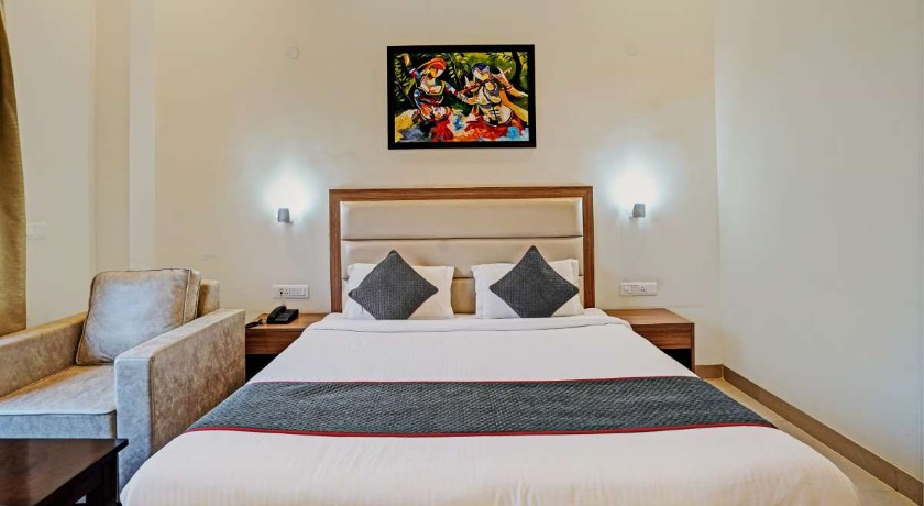 Hotel The Luxem Behind ibis Hotel in Gurgaon