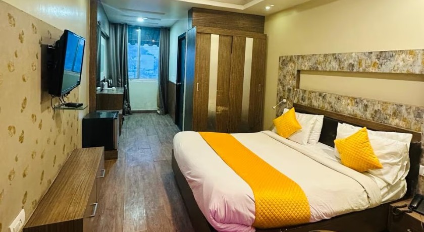 Hotel Cosmos in Lucknow