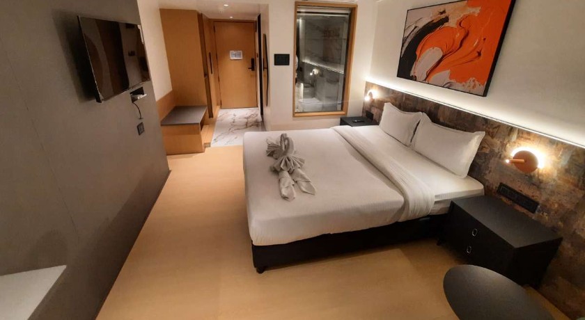 Mangnus Lxia Premier in Pune