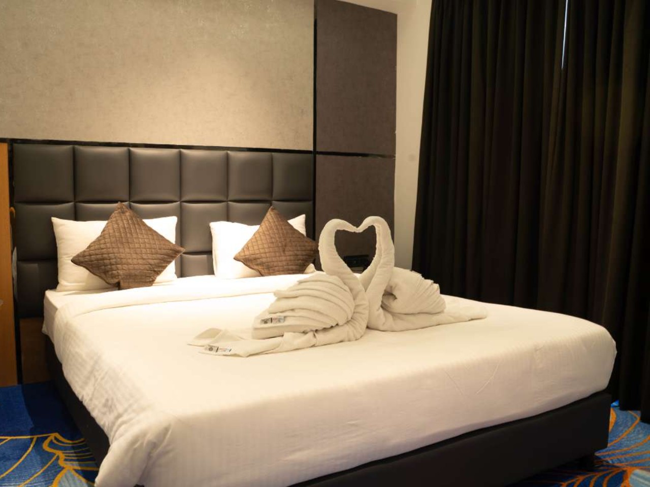 Magnus Lxia Premier in Pune