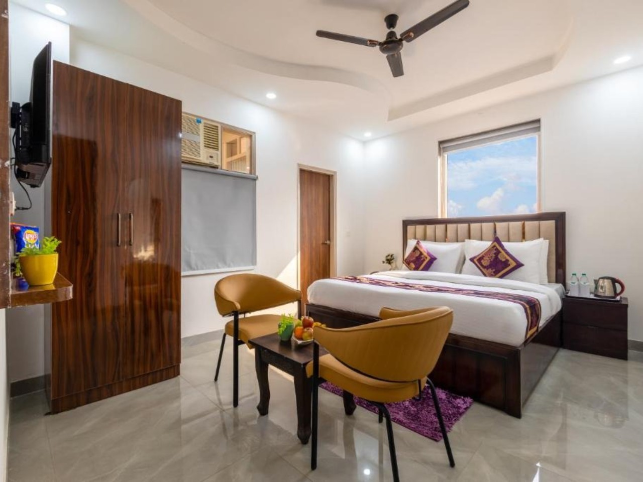 Hotel Park Tree in Noida