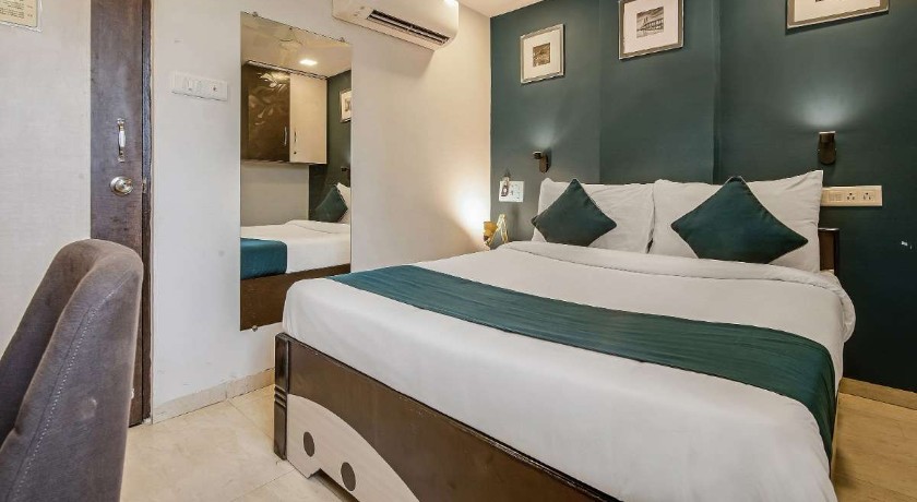 Hotel Nirsukh Palace in Navi Mumbai