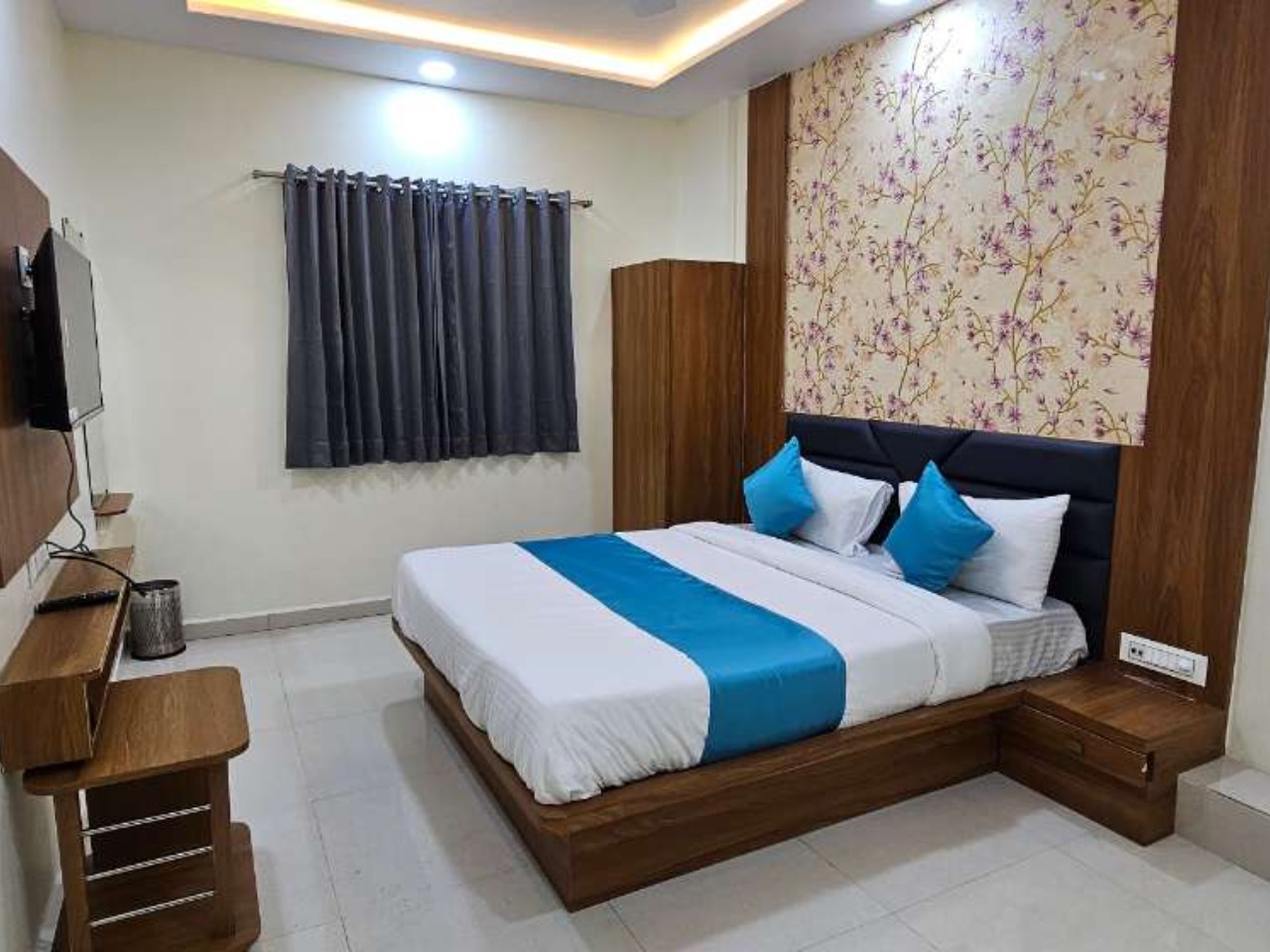 Hotel Empire in Vapi