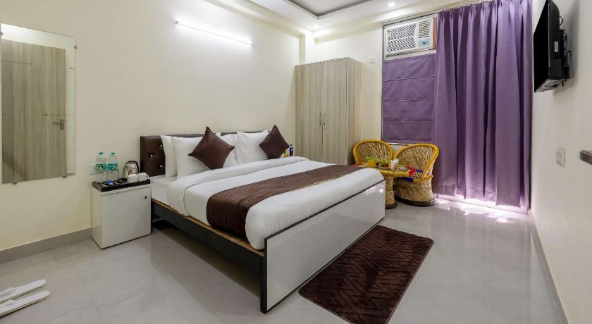 Expressway Hotel in Delhi