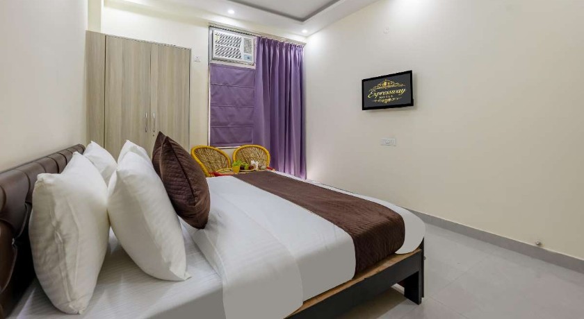 Expressway Hotel in Delhi