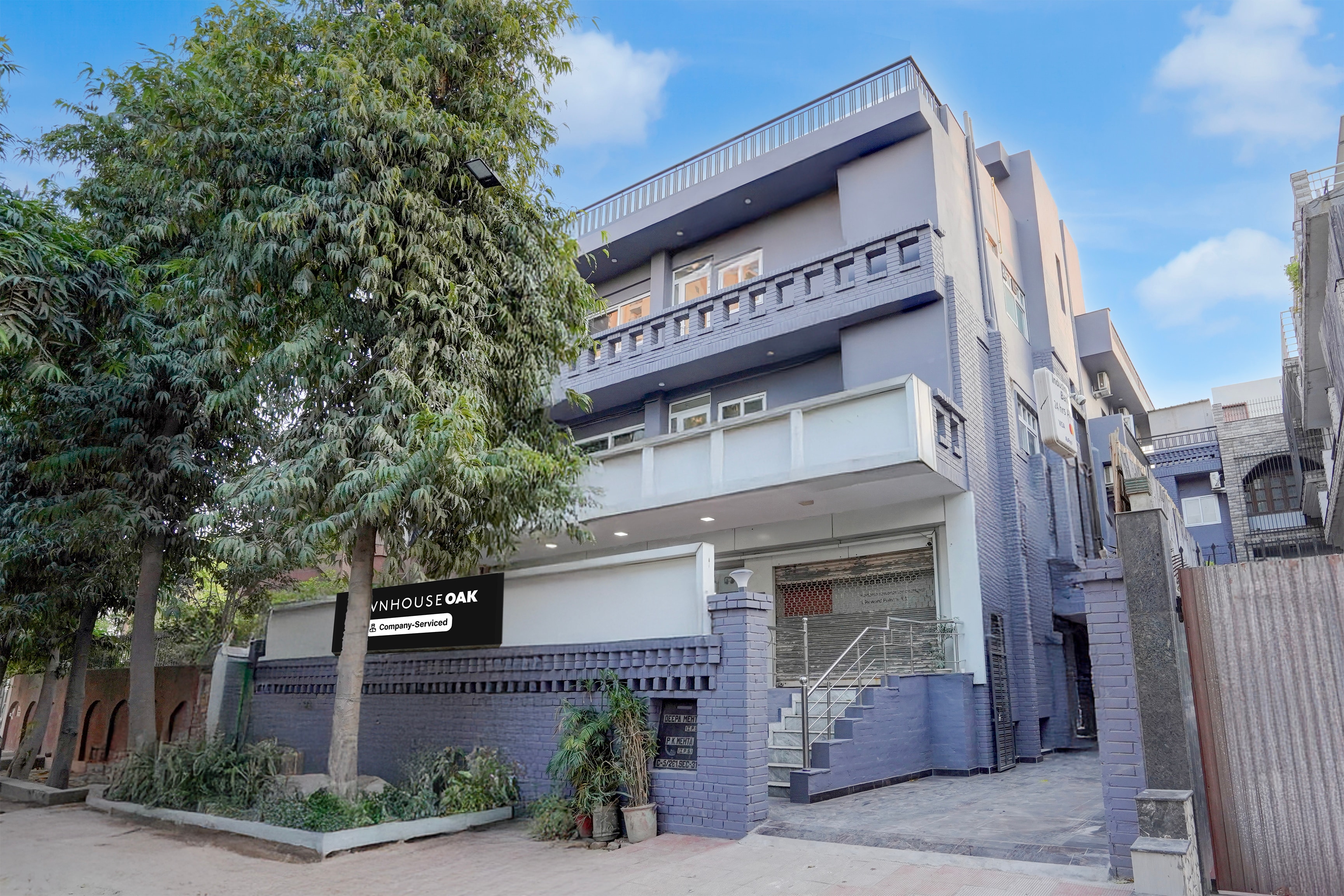 Townhouse Oak Sector 31 Noida in Noida