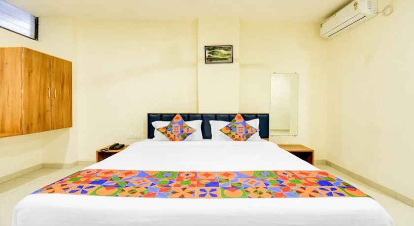 Sai Charan Lodge in Shikrapur