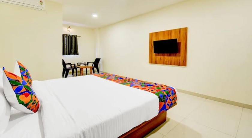 Sai Charan Lodge in Shikrapur