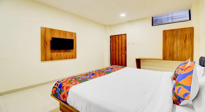 Sai Charan Lodge in Shikrapur