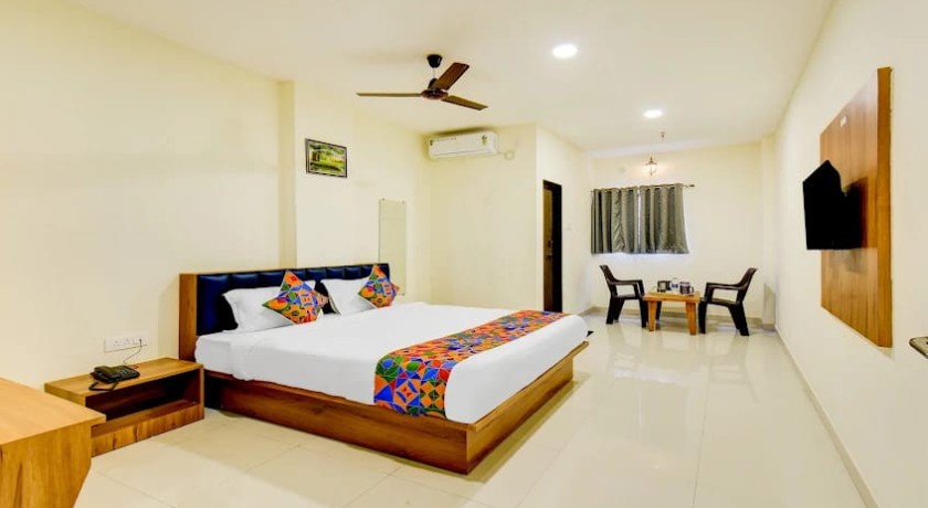 Sai Charan Lodge in Shikrapur