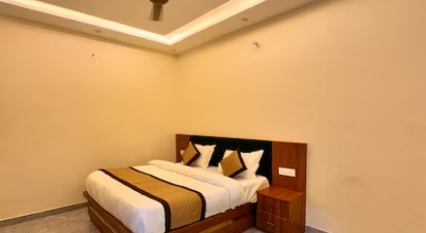 Hotel R.K. Palace Near Banke Bihari Temple in Vrindavan