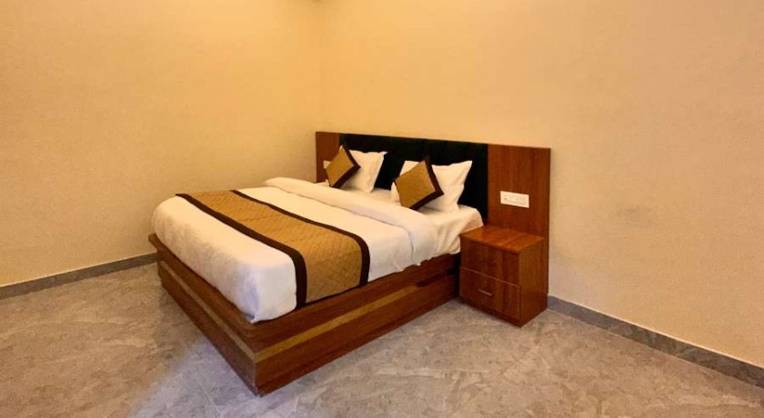 Hotel R.K. Palace Near Banke Bihari Temple in Vrindavan