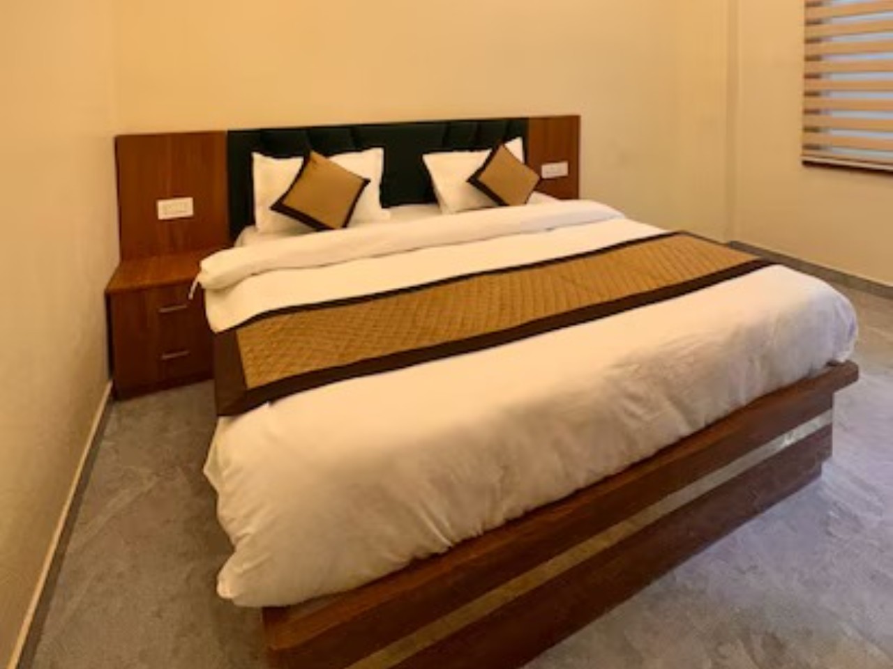 Hotel R.K. Palace Near Banke Bihari Temple in Vrindavan