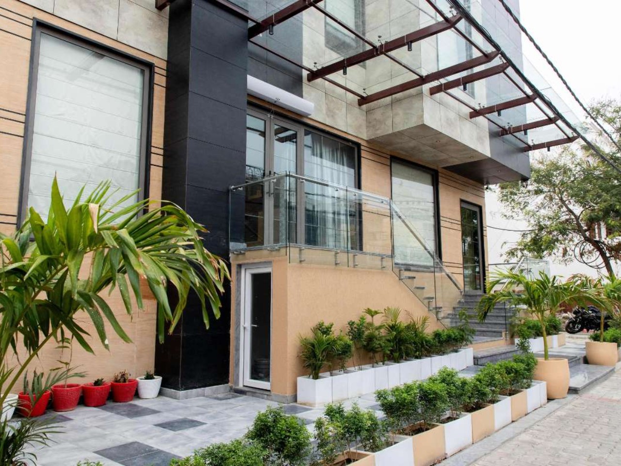 Hotel Avenue 30 in Lucknow