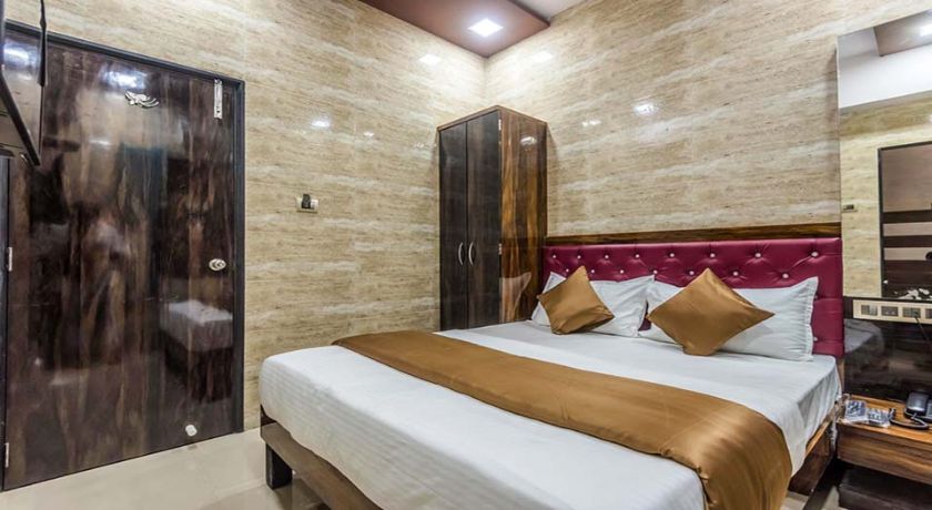 Hotel Plaza in Mumbai