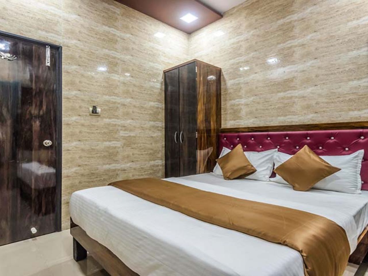 Hotel Plaza in Mumbai