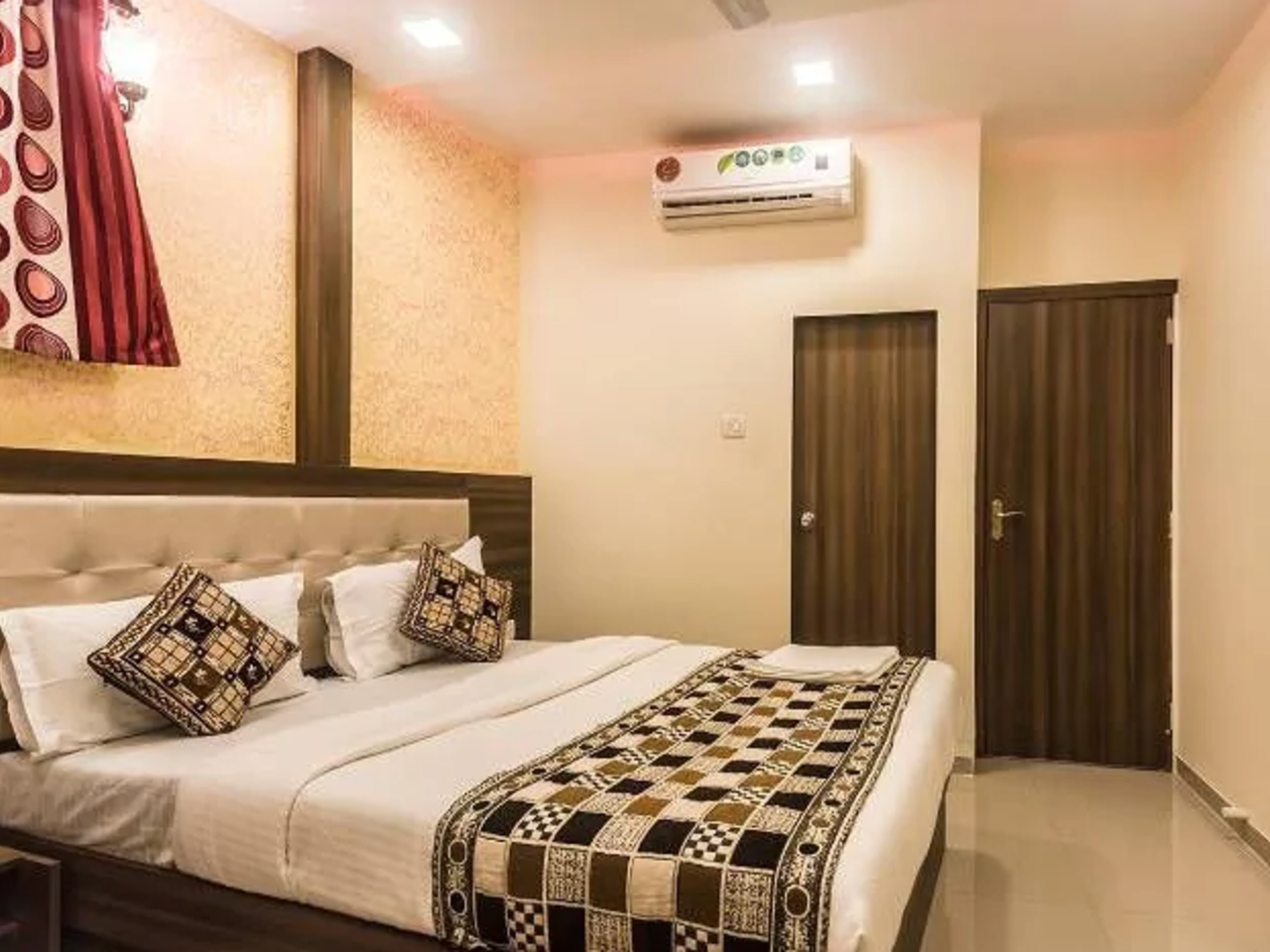 Hotel Golden Galaxy in Mumbai