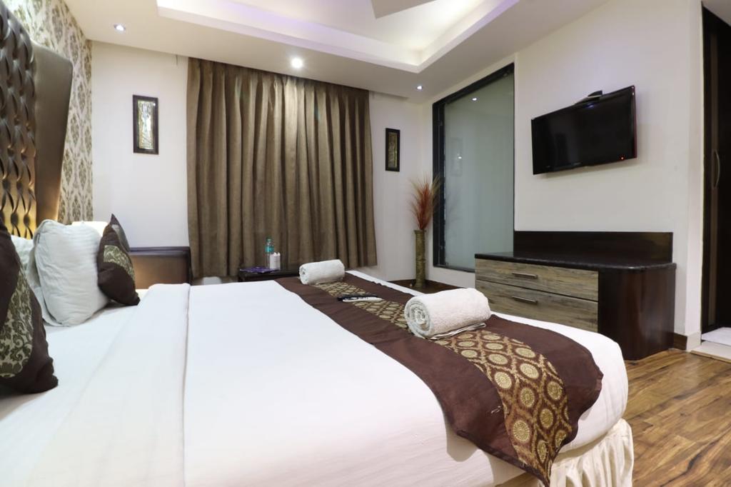 Hotel Waterfall in Delhi