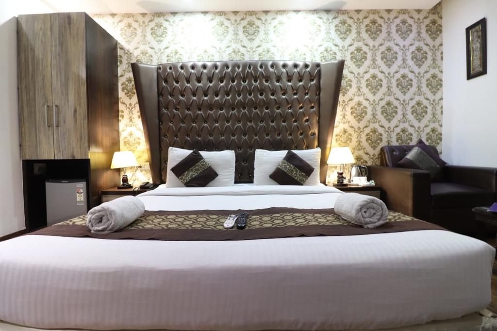 Hotel Waterfall in Delhi