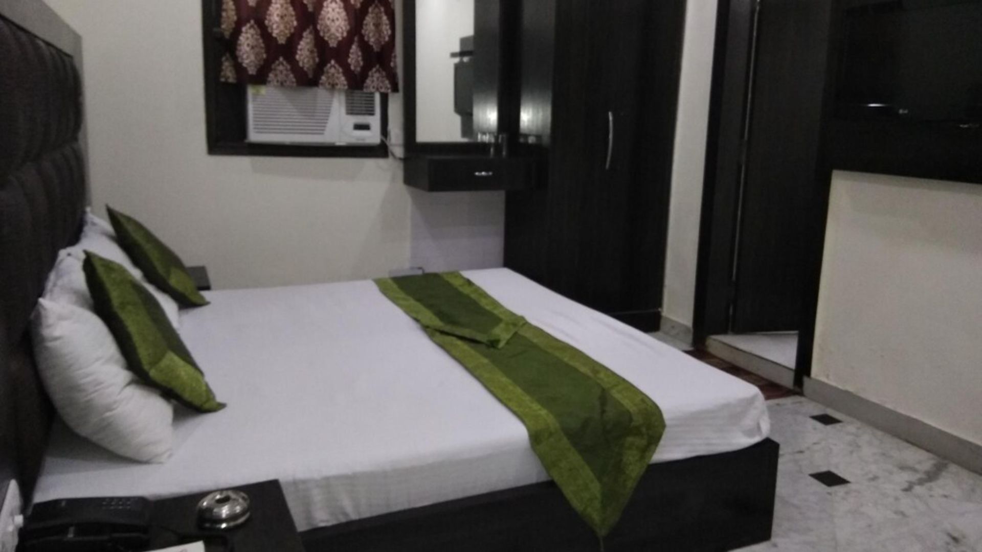 Hotel Vishesh Continental in Delhi