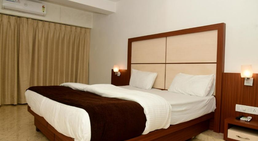 Hotel Monarch Center Point in Vasai