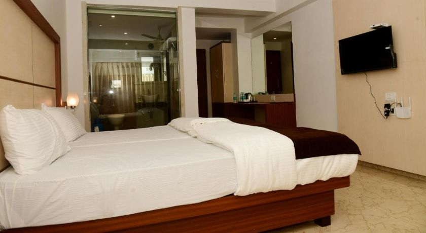 Hotel Monarch Center Point in Vasai
