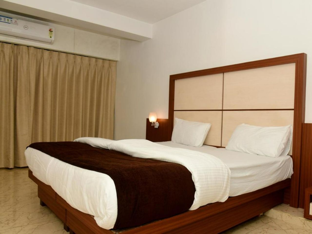 Hotel Monarch Center Point in Vasai