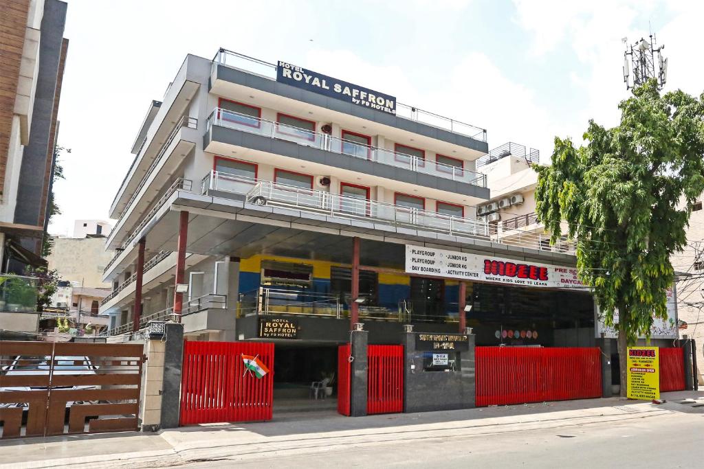 Hotel Royal Saffron in Delhi