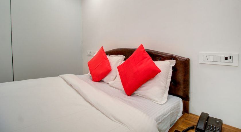 Hotel Beach Crown in Mumbai