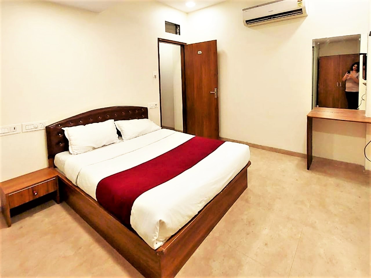 Hotel Beach Crown in Mumbai