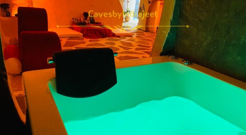 The King Cave By Craftels With Private Jacuzzi in Delhi
