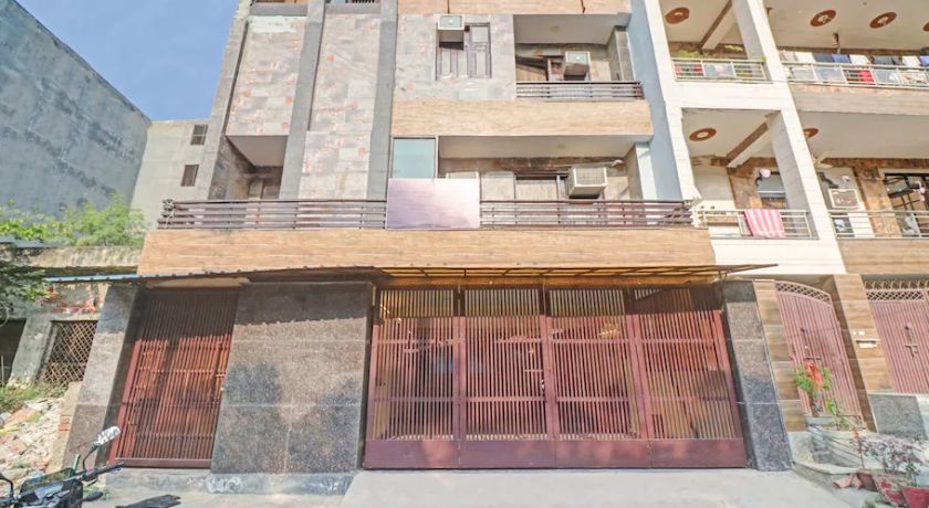 Travellers Hotel in Delhi