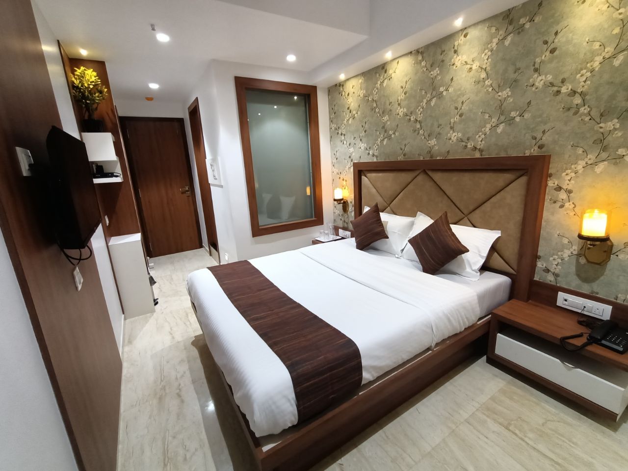 Hotel Saffron Inn in Thane